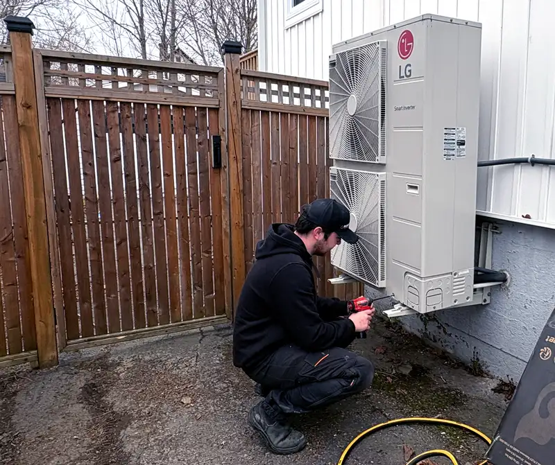 A look at a well-maintaned exterior heat pump unit with clear airflow and clean components